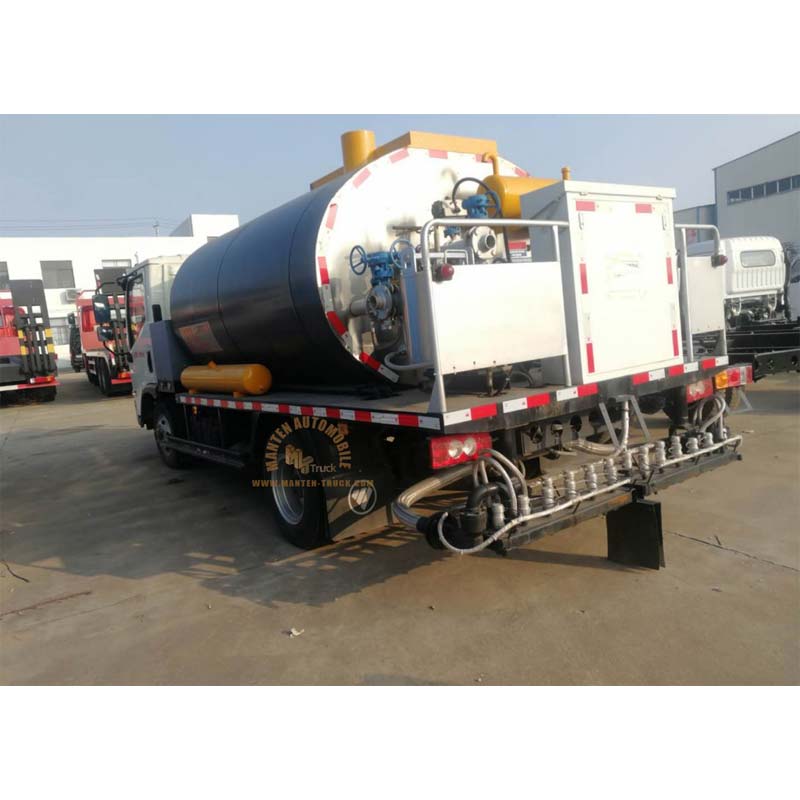 bitumen sprayer truck